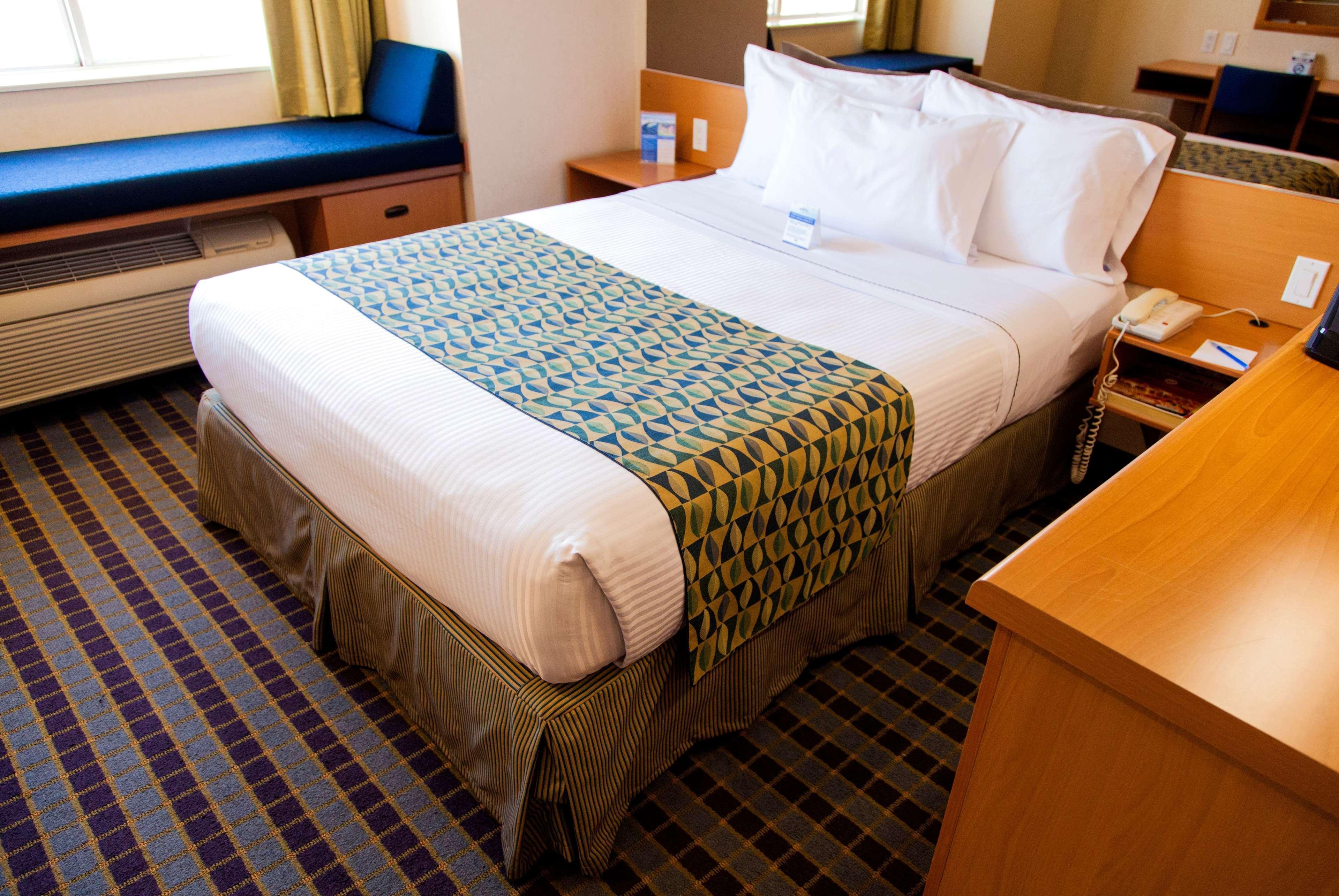 Microtel Inn & Suites By Wyndham Чиуауа Екстериор снимка
