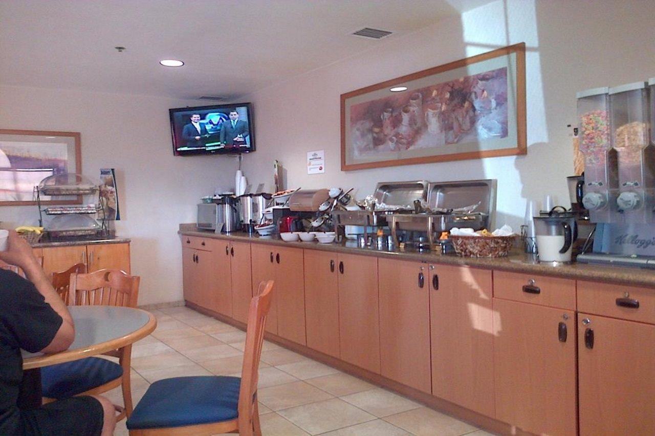 Microtel Inn & Suites By Wyndham Чиуауа Екстериор снимка