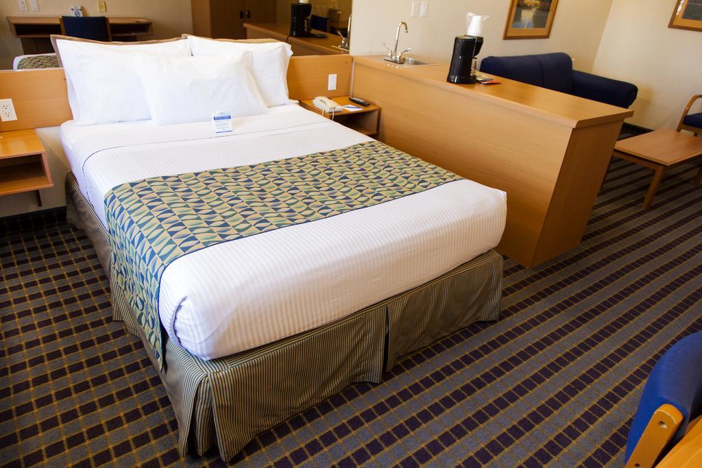 Microtel Inn & Suites By Wyndham Чиуауа Екстериор снимка