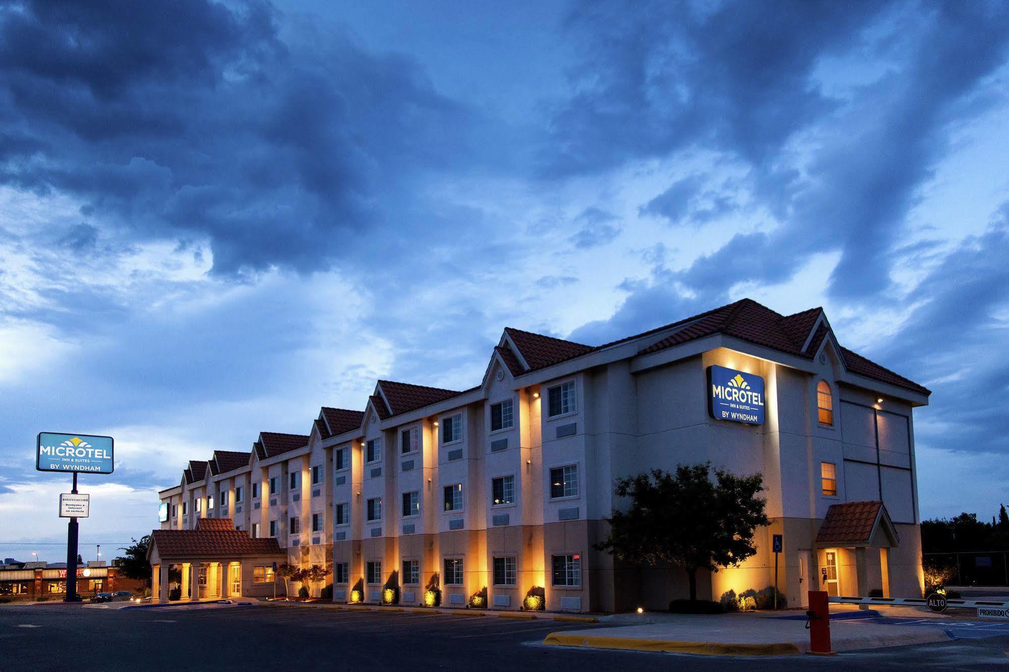 Microtel Inn & Suites By Wyndham Чиуауа Екстериор снимка